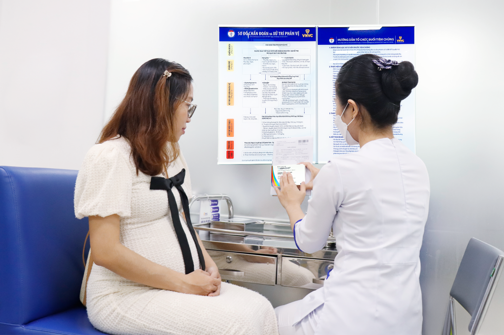 Mẹ bầu tiêm vắc xin RSV giúp truyền kháng thể thụ động bảo vệ bé trong giai đoạn 6 tháng đầu đời trước nguy cơ viêm phổi, viêm tiểu phế quản, khò khè kéo dài do RSV gây ra. Ảnh: Mộc Thảo