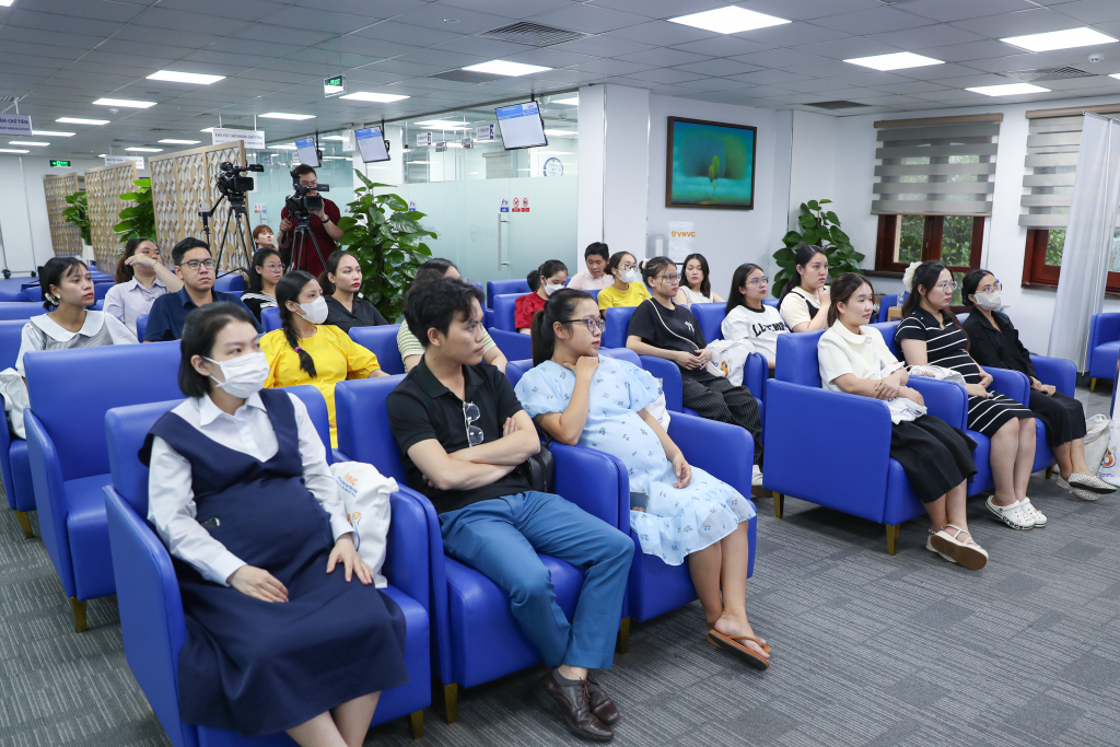 Nhiều mẹ bầu đến VNVC tiêm vắc xin RSV khi vừa ra mắt và dự hội thảo chuyên đề về chăm sóc sức khỏe thai phụ và phòng ngừa RSV, chuẩn bị chào đón các em bé sắp chào đời. Ảnh: Mộc Thảo