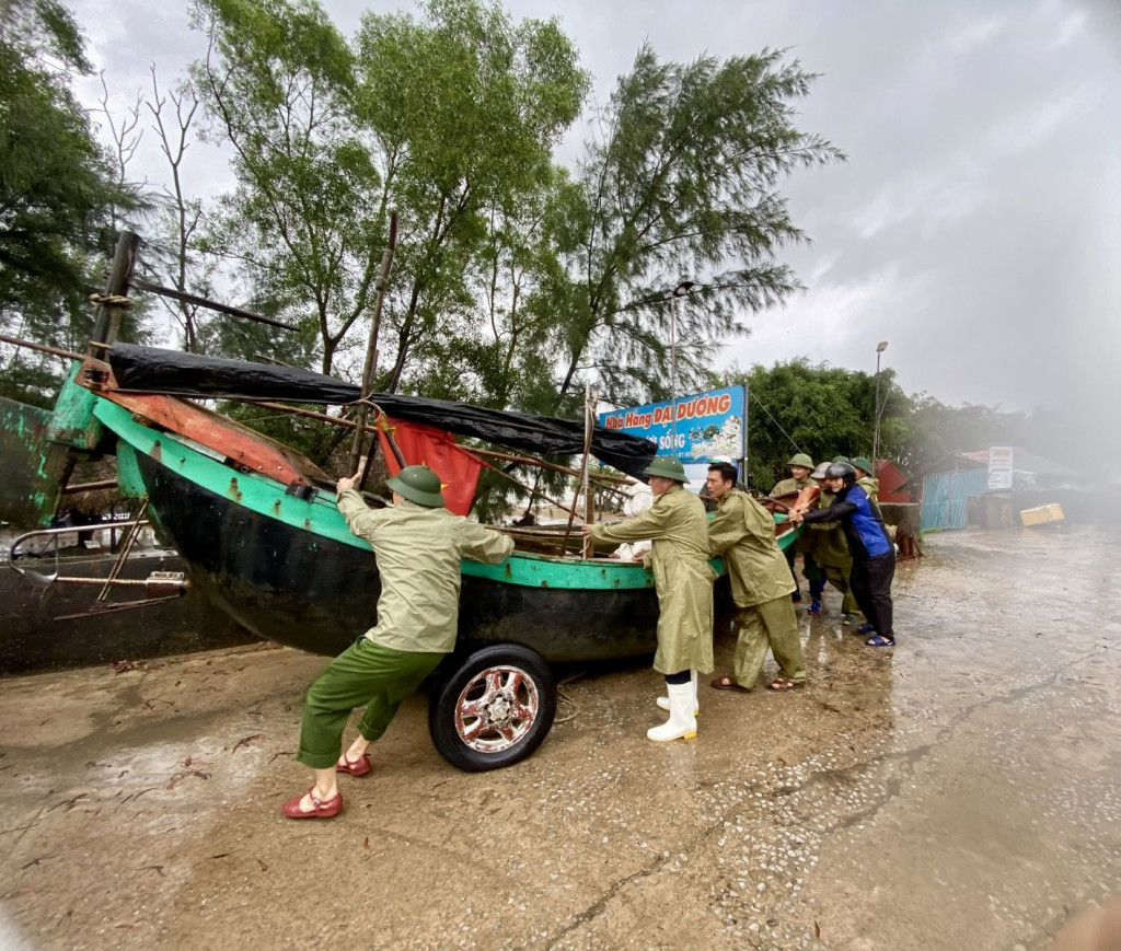 Cán bộ, chiến sĩ Công an phường Ngọc Sơn cùng ngư dân đưa tàu thuyền vào nơi neo đậu an toàn trước khi bão số 10 đổ bộ