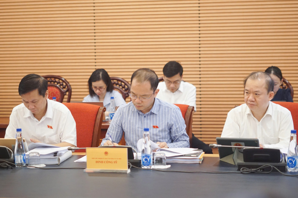 Các Đại biểu tham dự phiên họp