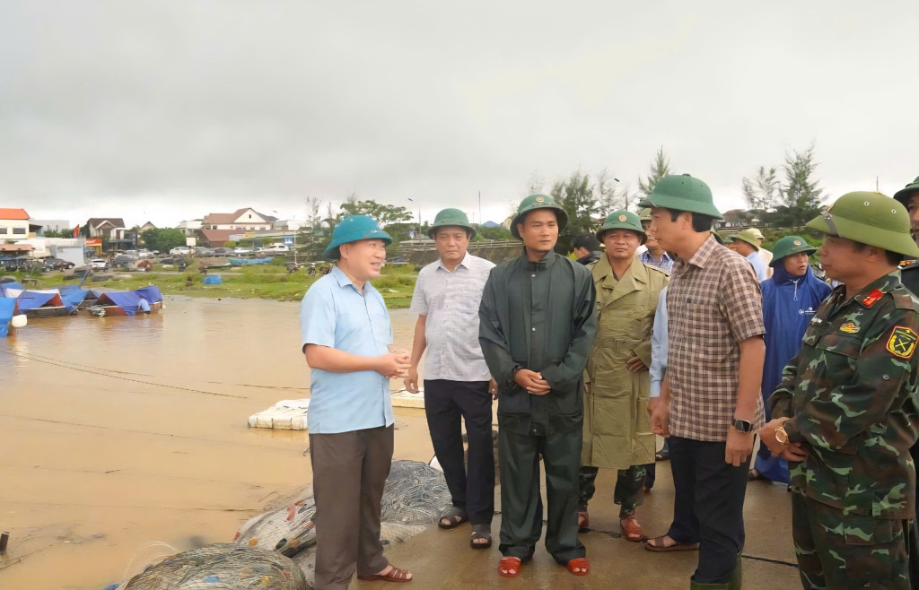  Các cơ quan chức năng kiểm tra công tác ứng phó với bão tại xã Cửa Tùng chiều 27/9