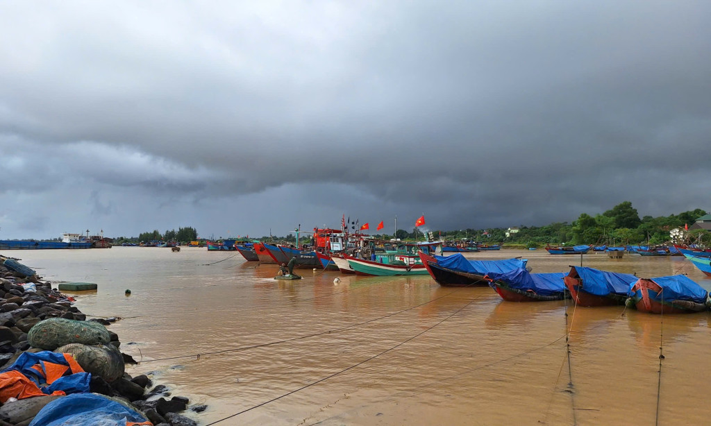 Tàu thuyền của ngư dân neo đậu tại xã Cửa Tùng
