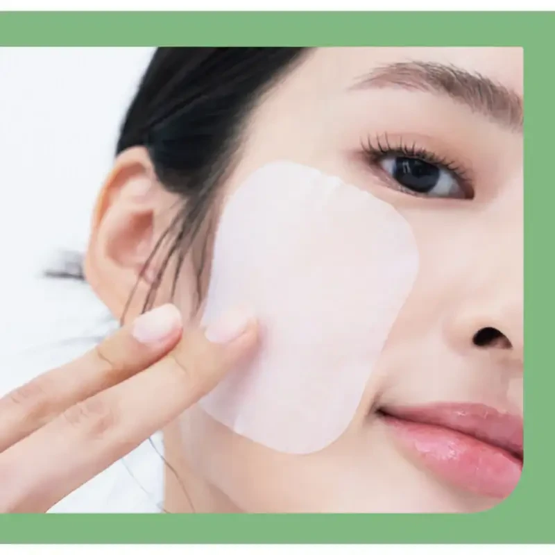 Tận dụng bông tẩy trang để đắp lotion mask giúp tăng độ ẩm (Ảnh minh họa)