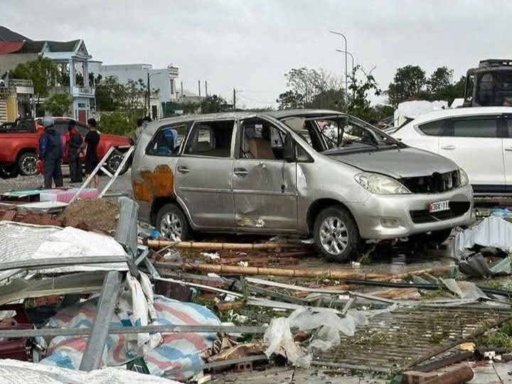 Bão số 10 khiến cuộc sống của hàng chục nghìn người dân Thanh Hóa bị đảo lộn