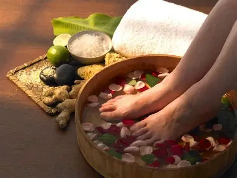 Ngâm chân với các loại thảo mộc giúp khắc phục tình trạng hôi chân (Ảnh minh họa)