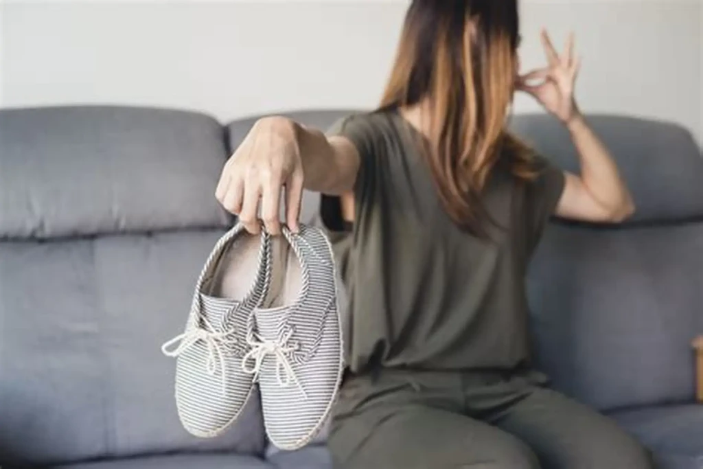Đi giày trong thời gian dài khiến chân bị bí, dễ sinh ra mùi lạ (Ảnh minh họa)