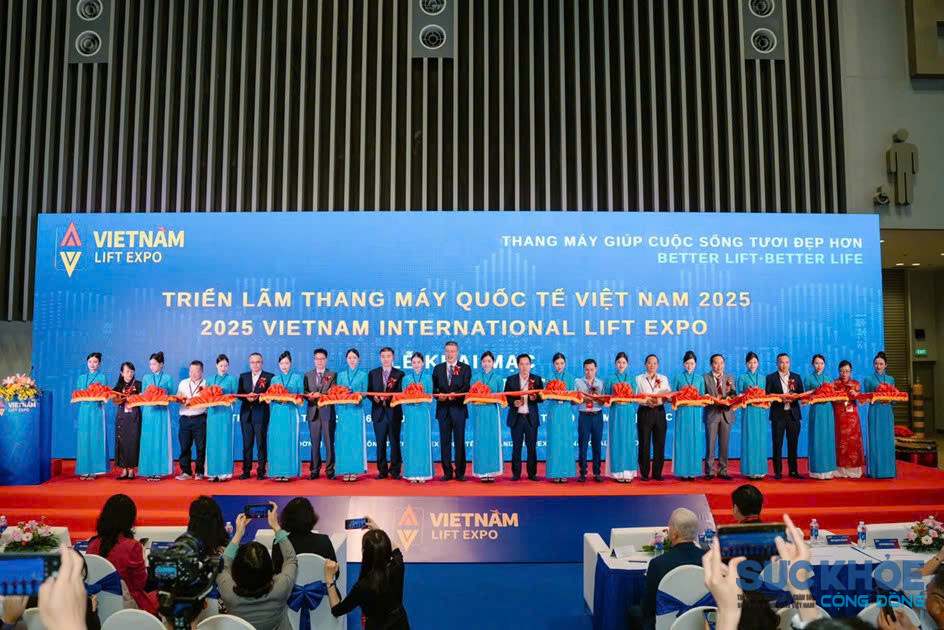 Các đại biểu cắt băng khai mạc triển lãm