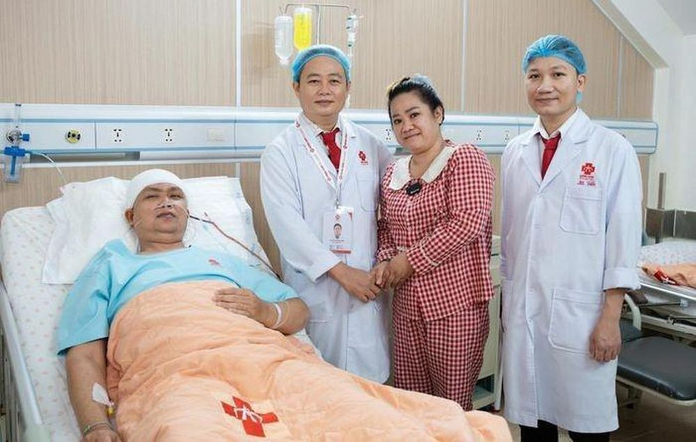 Niềm vui của bác sĩ và gia đình bệnh nhân sau ca phẫu thuật thành công (Ảnh: BVCC)