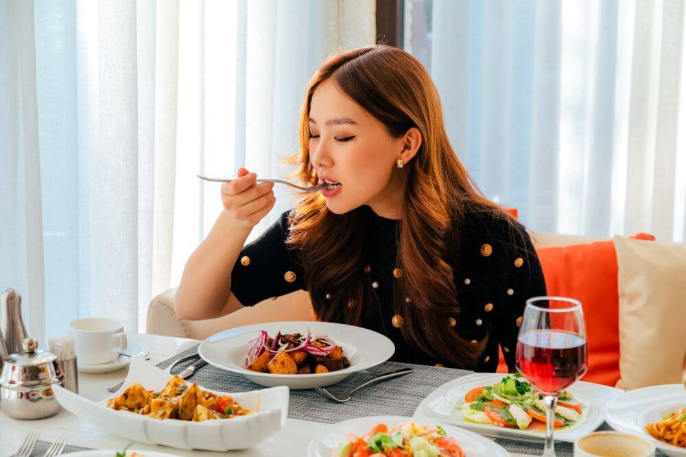 Khi nhai kỹ giúp dạ dày giảm bớt gánh nặng (Ảnh minh họa) 