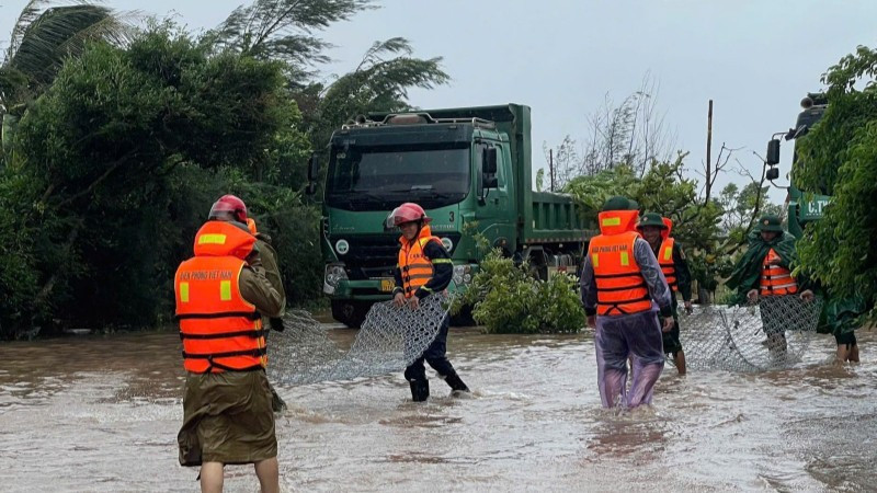 Lực lượng Công an tỉnh Ninh Bình triển khai quyết liệt các biện pháp phòng, chống, ứng phó, hỗ trợ, giúp đỡ nhân dân khắc phục hậu quả cơn bão số 10