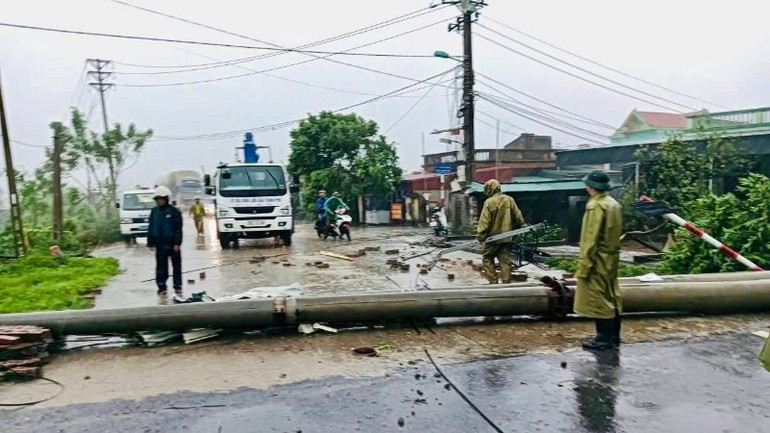 Tại nhiều nơi trên địa bàn tỉnh, gió giật mạnh làm gãy đổ nhiều cột đèn, cột tín hiệu giao thông, gây thiệt hại không nhỏ đến cơ sở hạ tầng trên địa bàn tỉnh