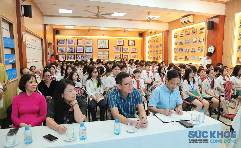 Các đại biểu và các em học sinh tham dự chương trình