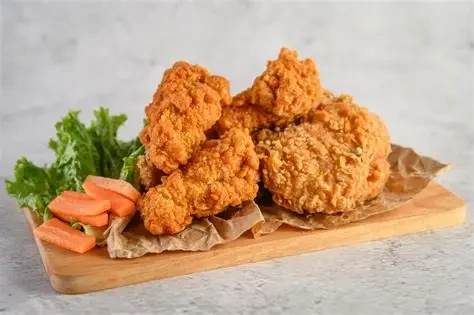 Rã đông gà đúng cách giúp món ăn được chế biến có hương vị ngon hơn (Ảnh minh họa)