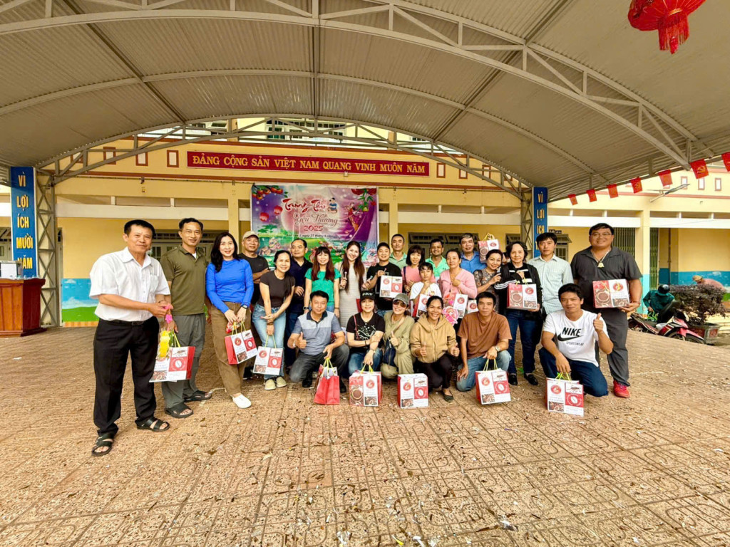 Nụ cười của bà con đồng bào K’Ho chính là minh chứng rõ ràng nhất cho giá trị mà Ban Pháp chế – Tạp chí Sức khỏe Cộng đồng cùng các nhà hảo tâm đã và đang gieo mầm 