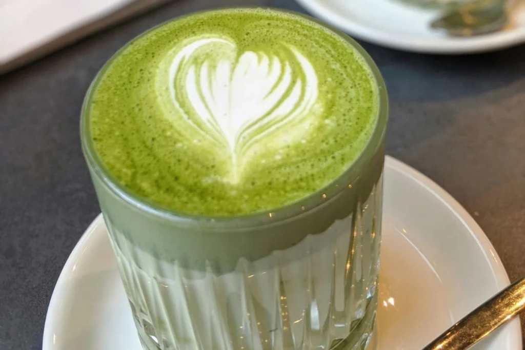 Pha matcha với sữa giúp giảm tác dụng của caffein (Ảnh minh họa)