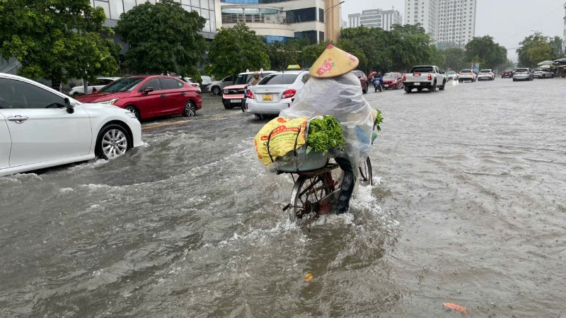 Nhiều tuyến phố ở khu vực thành phố Vinh cũ bị ngập nặng