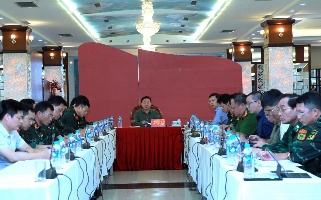 Phó Thủ tướng Trần Hồng Hà, Phó Trưởng ban Thường trực Ban chỉ đạo phòng thủ dân sự quốc gia chủ trì cuộc họp Ban Chỉ đạo tiền phương đặt tại Quân khu 4