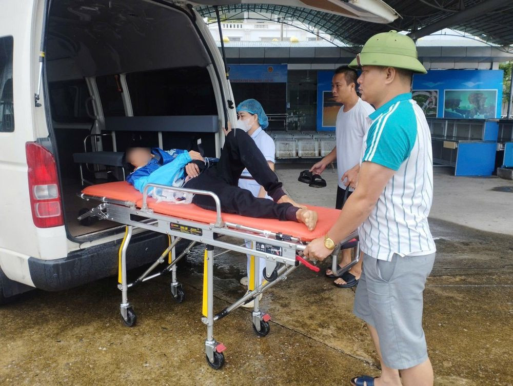Lực lượng Biên phòng và y tế phối hợp đưa bệnh nhân từ đảo Quan Lạn về Trung tâm Y tế Đặc khu Vân Đồn an toàn giữa mưa bão (Ảnh: CDC Quảng Ninh)
