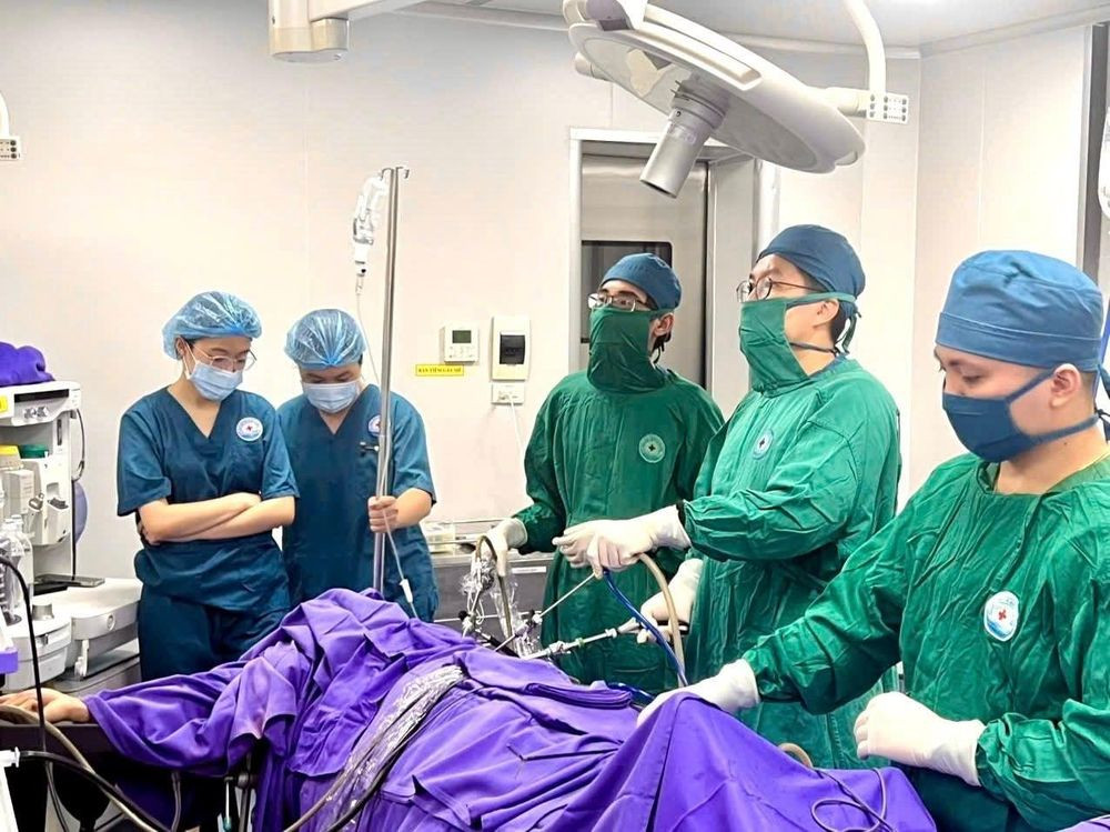 Ê-kíp bác sĩ Trung tâm Y tế Đặc khu Vân Đồn phẫu thuật nội soi cấp cứu bệnh nhân viêm phúc mạc trong bão số 10 (Bualoi) (Ảnh: CDC Quảng Ninh)