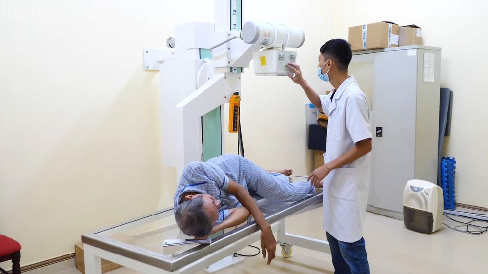 Người cao tuổi được chụp X-quang