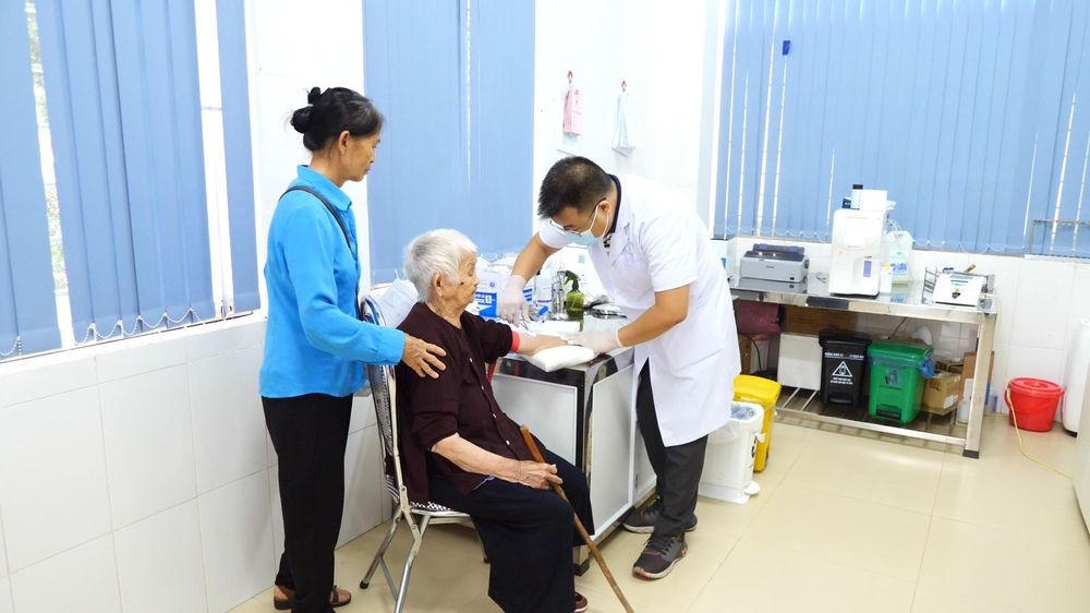 Người cao tuổi được lấy máu làm xét nghiệm
