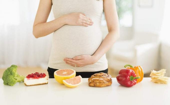 Cung cấp đủ dưỡng chất từ trong bụng mẹ thường có sức khỏe và trí tuệ tốt hơn khi lớn lên (Ảnh minh họa)