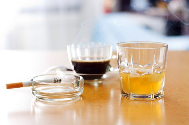 Mẹ bầu cần tránh caffein, rượu bia (Ảnh minh họa)