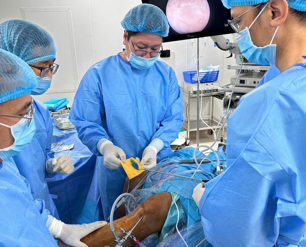 Các bác sĩ đang tiến hành phẫu thuật nội soi khớp gối cho bệnh nhân (Ảnh: Bệnh viện Thống Nhất)