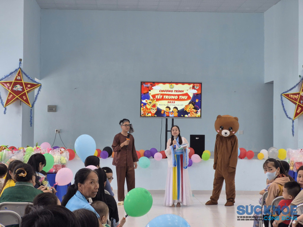 Chị Hằng, chú Cuội tổ chức hoạt động cho các bệnh nhân nhi (Ảnh: Thanh Huy)