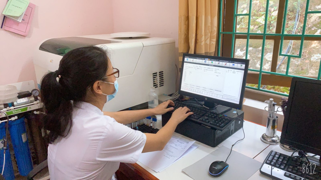 Nhân viên y tế nhập và quản lý hồ sơ bệnh án điện tử tại một cơ sở y tế