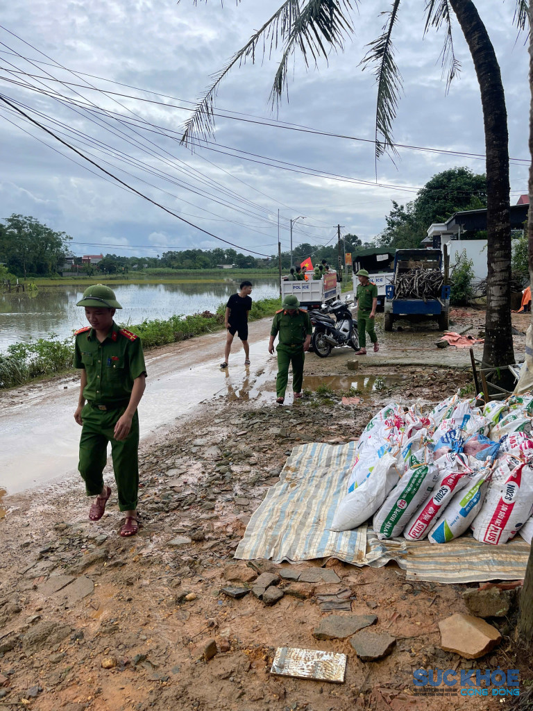 Công an xã Thường Xuân cùng bà con phát quang cây đổ, xúc dọn bùn đất, khơi thông dòng chảy, giải tỏa ách tắc giao thông