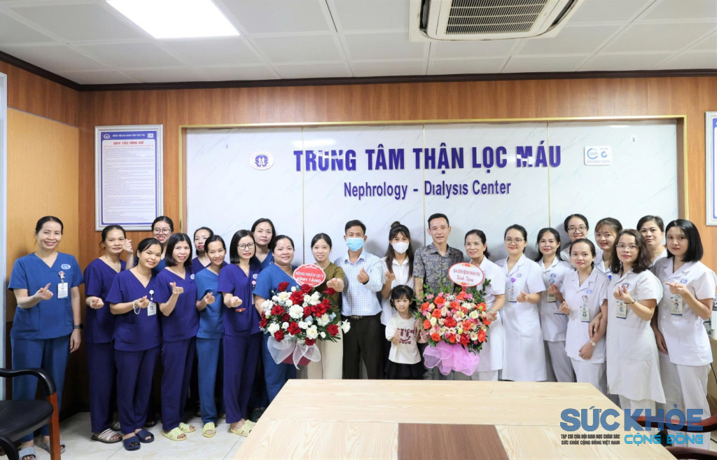 Người bệnh, người nhà người bệnh chụp ảnh lưu niệm cùng tập thể bác sĩ, điều dưỡng viên tại Trung tâm Thận – Lọc máu