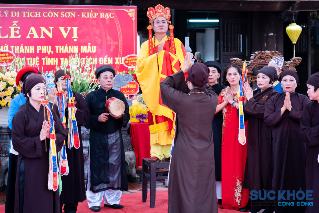 Tiết mục chèo dựng lại cảnh Đại danh y - Thiền sư Tuệ Tĩnh mất lưu vong nơi xứ người tha thiết nỗi niềm trở về quê hương 