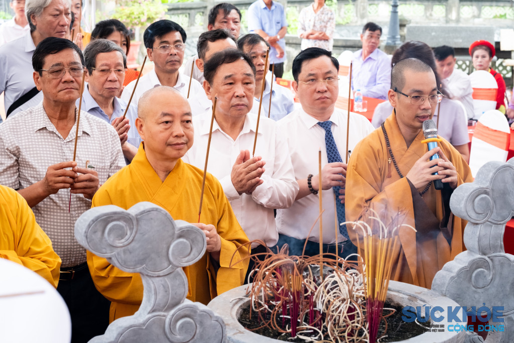 Đại biểu và nhân dân dương hương trong buổi lễ