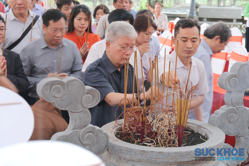Chủ tịch Hội Giáo dục chăm sóc sức khỏe cộng đồng Việt NamÔng Nguyễn Hồng Quân – Ủy viên Trung ương Đảng, nguyên Bộ trưởng Bộ Xây dựng, Chủ tịch Hội Giáo dục chăm sóc sức khỏe cộng đồng Việt Nam dâng hương