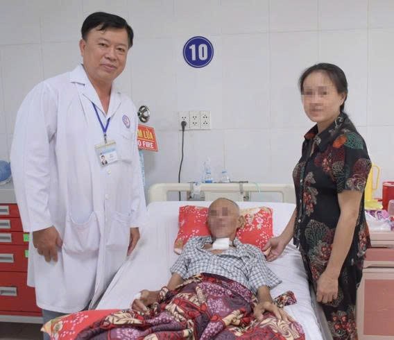 Gia đình và bác sĩ tích cực chăm sóc cho ông L.T 74 tuổi tại tại Khoa Nhiễm - Bệnh viện Đa khoa tỉnh Sóc Trăng (Ảnh: Bệnh viện Đa khoa tỉnh Sóc Trăng)