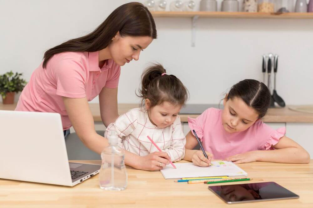 Cha mẹ hãy đồng hành và giúp con cân bằng việc tiếp xúc với màn hình công nghệ (Ảnh minh họa)
