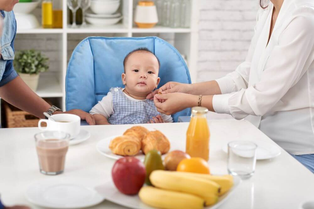 Phương pháp BLW giúp bé có thể ngồi ăn cùng bàn với ba mẹ (Ảnh minh họa) 