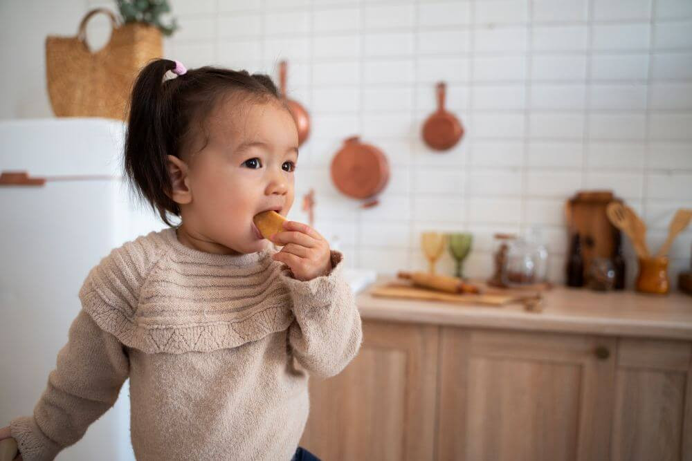 Cha mẹ cần quan sát khi bé ăn để tránh hóc thức ăn (Ảnh minh họa)
