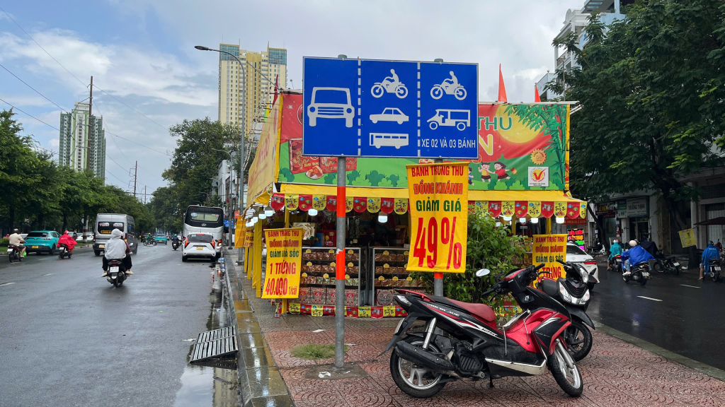 Nhiều quầy bánh trung thu được bày bán trên các phố của TP. Hồ Chí Minh