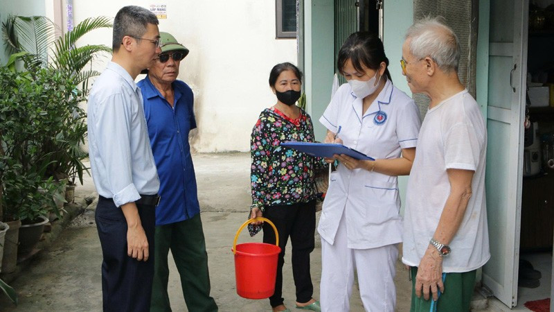 Cán bộ y tế hướng dẫn người dân trên địa bàn thành phố Hà Nội thực hiện các biện pháp phòng, chống các bệnh truyền nhiễm tại cộng đồng