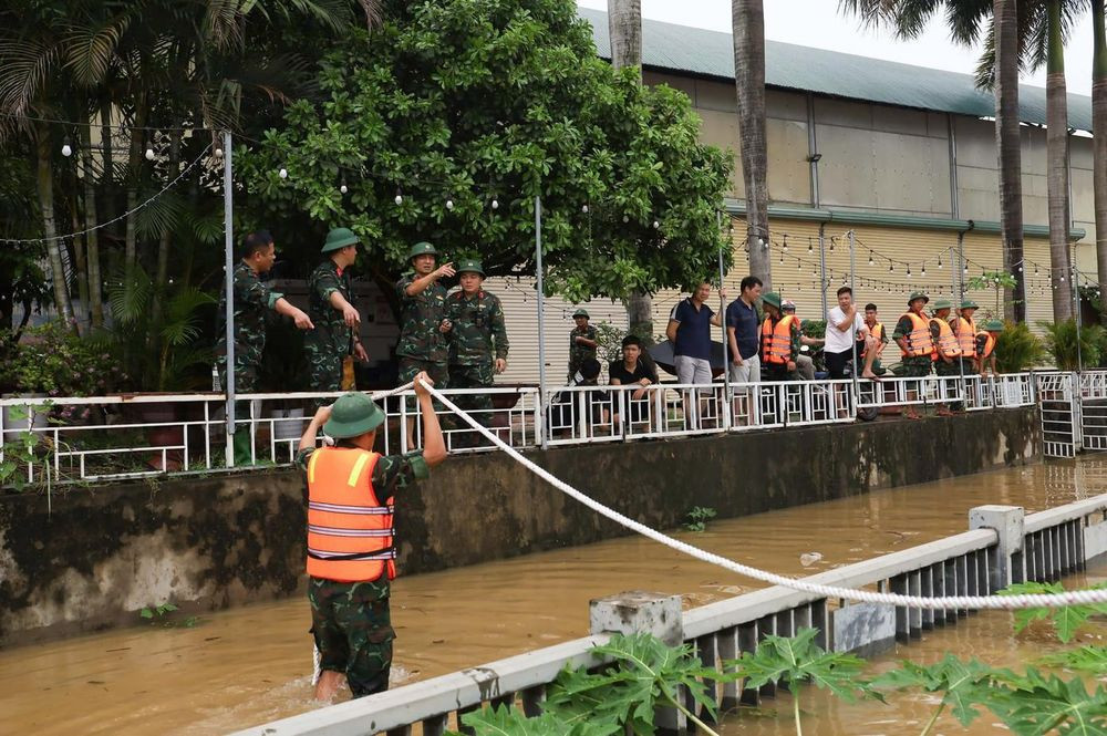 Ngay trong sáng 30/9, Công an phường Minh Xuân phối hợp cùng bộ đội và dân quân tự vệ đã khẩn trương triển khai biện pháp bảo vệ, dùng dây cáp kéo các nhà bè vào vị trí an toàn hơn, đồng thời gia cố thêm cọc sắt để cố định