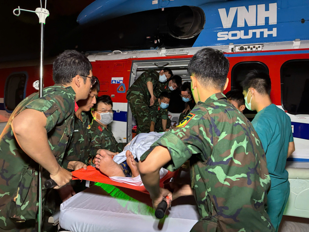 Các chiến sĩ phối hợp cùng nhau đưa bệnh nhân lên trực thăng EC-225 (Ảnh: Bệnh viện Quân y 175)