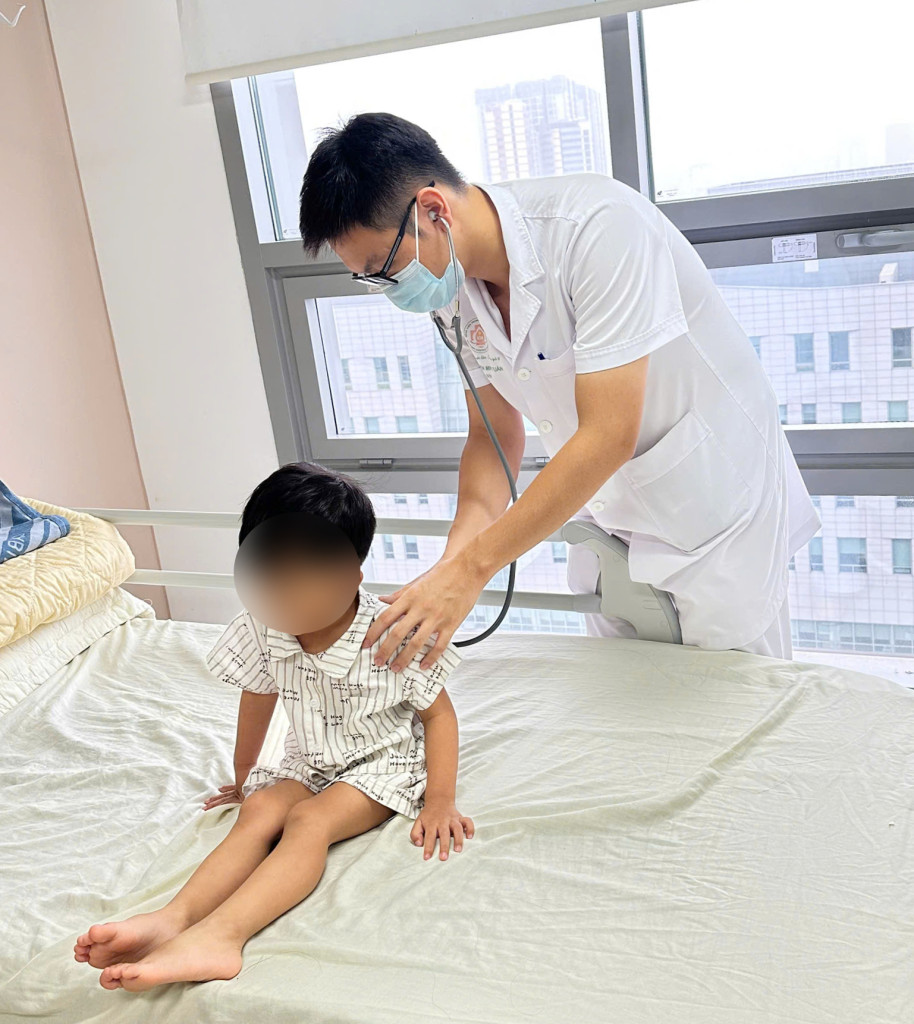 Khoa Nhi, Bệnh viện TWQĐ 108 điều trị bệnh nhi viêm đường hô hấp cấp tính (Ảnh: BVCC)