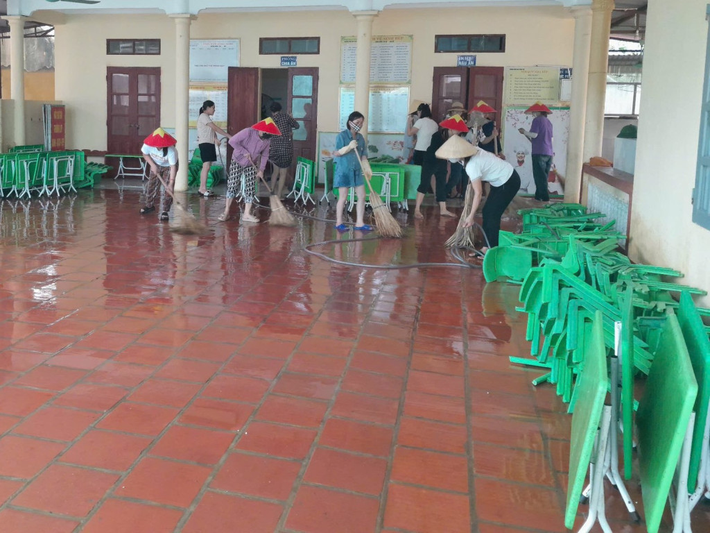 Tăng cường công tác vệ sinh môi trường, dọn dẹp bùn đất sau bão 