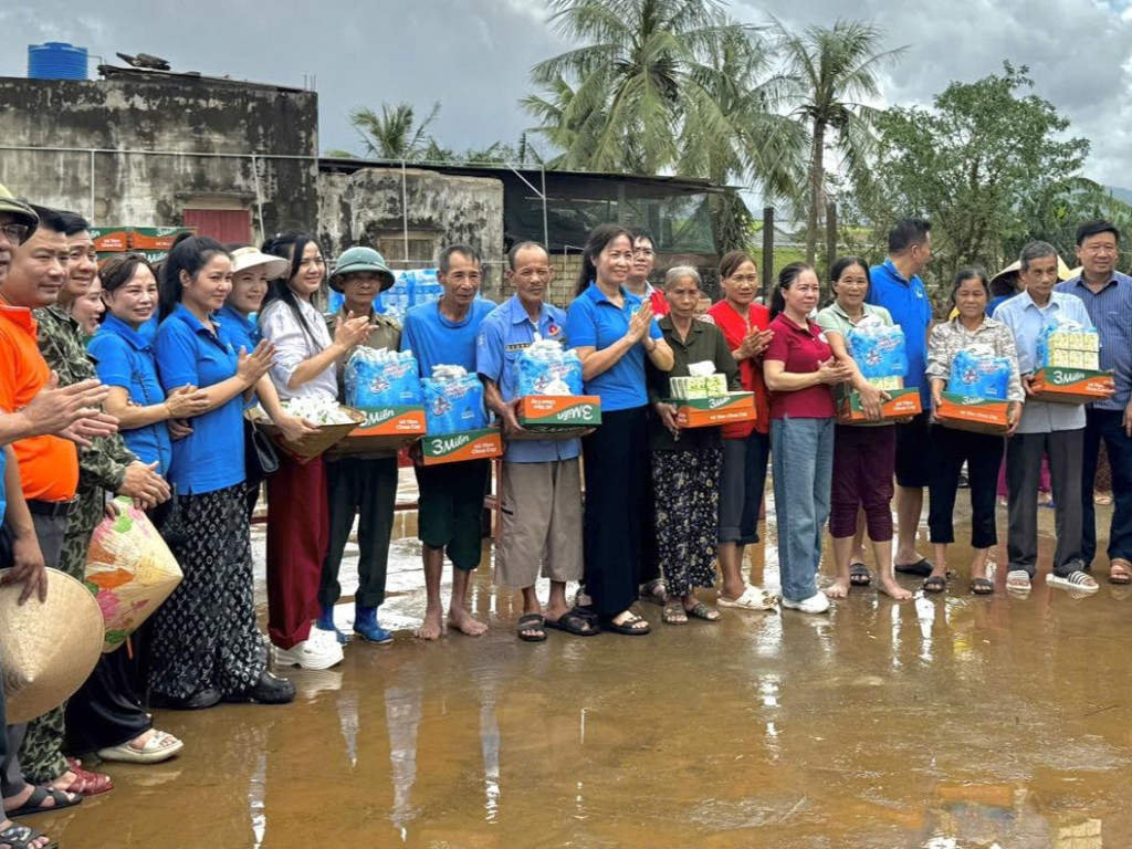 Nhiều đoàn thể, tổ chức xã hội nhanh chóng ủng hộ nhu yếu phẩm tới các xã vùng ngập