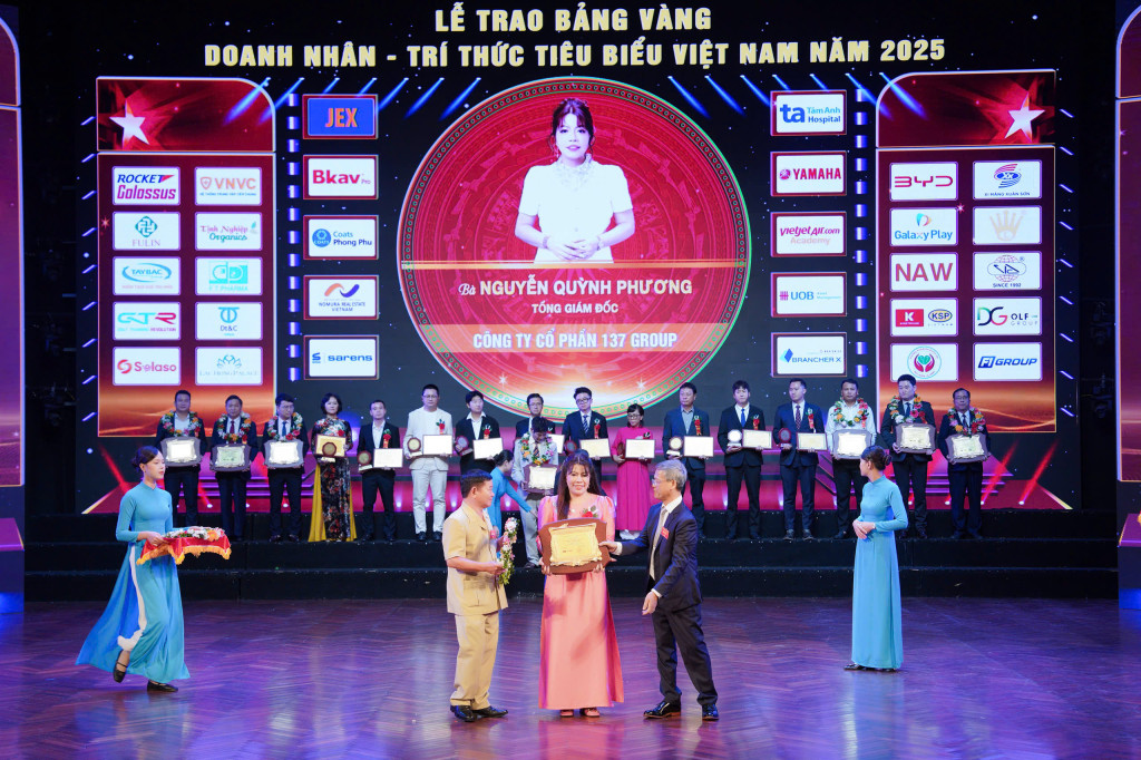  Nguyễn Quỳnh Phương được vinh danh tại Lễ trao bảng vàng Doanh nhân - Tri thức tiêu biểu Viêtn Nam 2025