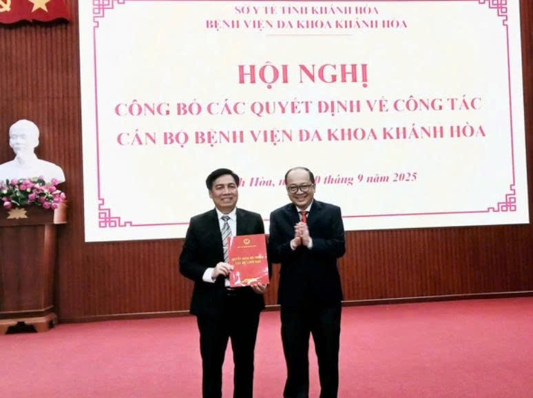 BS.CKII Lê Văn Khoa – Giám đốc Sở Y tế tỉnh Khánh Hòa (bên phải) – trao quyết định cho ông Lê Vũ Chương ( Ảnh: PV)