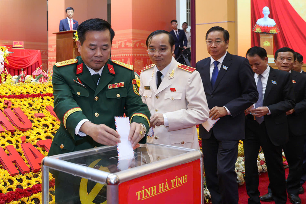 Các đại biểu ủng hộ đồng bào bị thiệt hại của bão