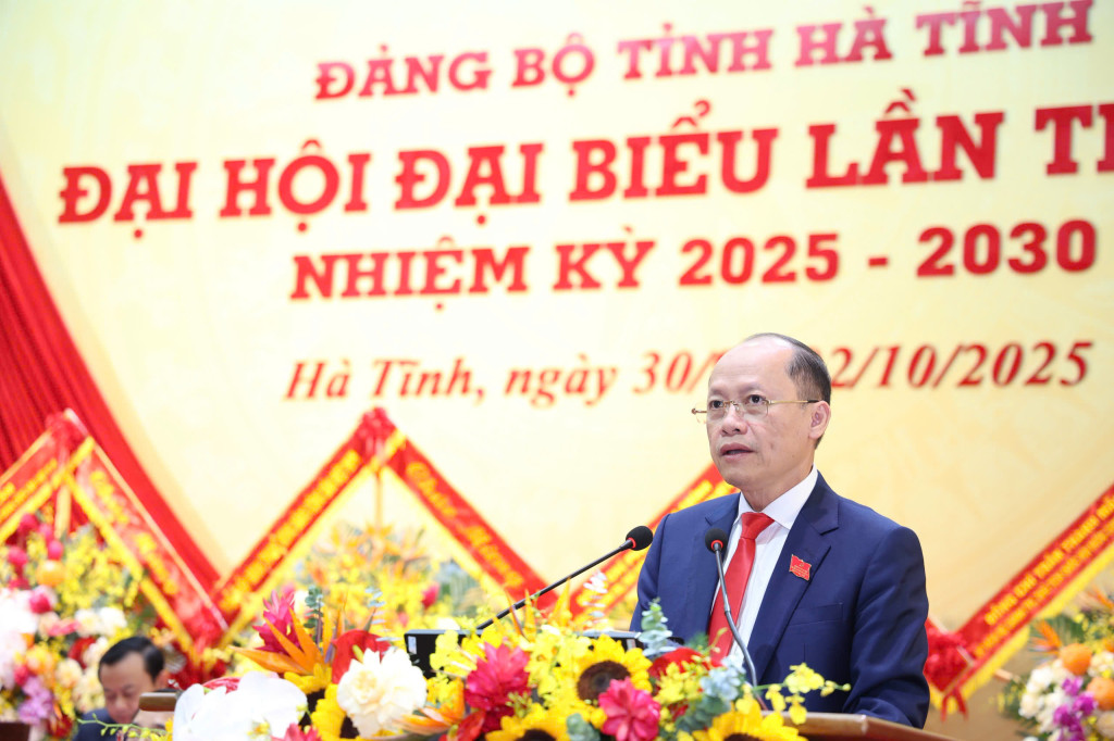 Phó Bí thư Tỉnh ủy, Phó Chủ tịch  Thường trực UBND tỉnh Hà Tĩnh Nguyễn Hồng Lĩnh phát động ủng hộ đồng bào bị thiệt hại do bão số 10 gây ra
